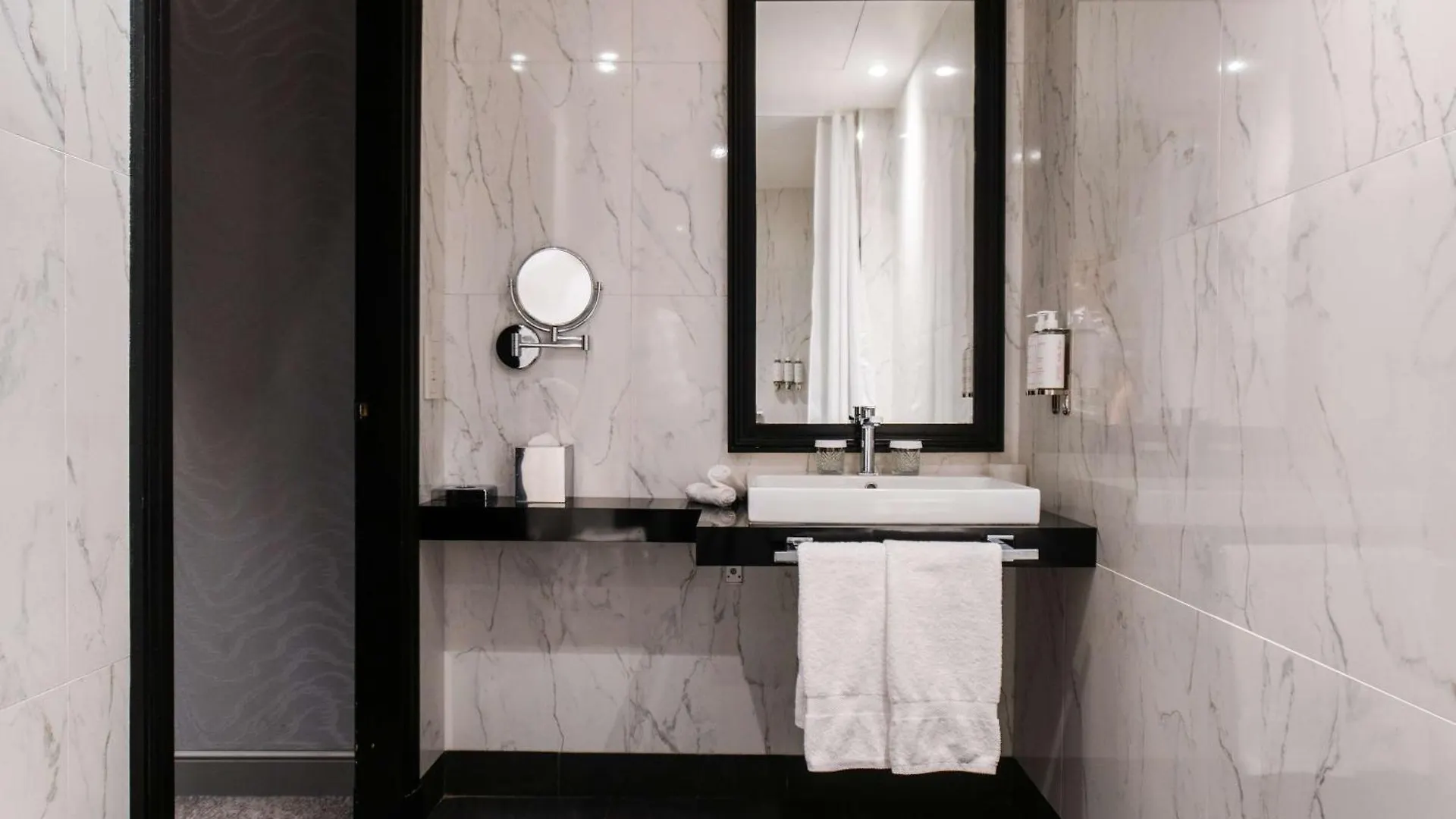 Hotel Maison Astor Paris, Curio Collection By Hilton